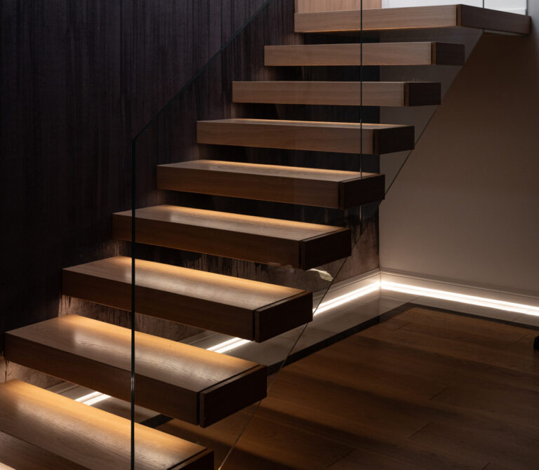 Drewniane schody ze szklaną balustradą